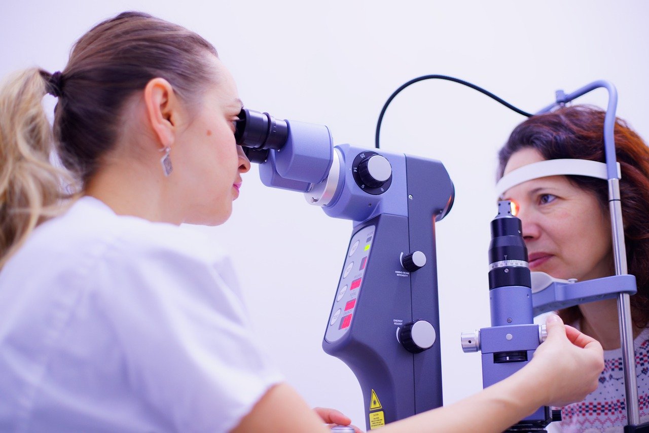 How to choose the right eye doctor for you